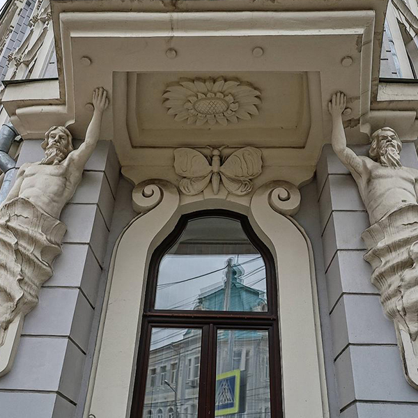 Как обустроить балкон в Петербургском стиле