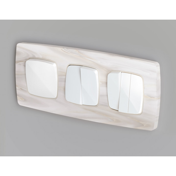 OP1250 Лицевая панель OMEGA (Белый матовый) для 3-кл выключателей QUANT