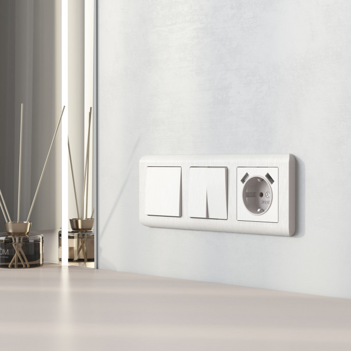 Рамка на 3 поста (перламутровый) W0032113