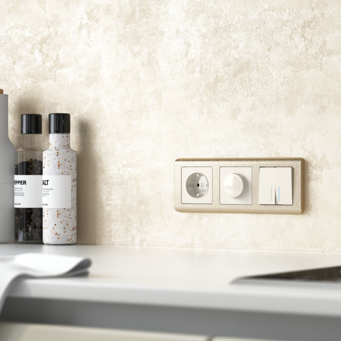 Розетка с заземлением и шторками (перламутровый рифленый) W1171113