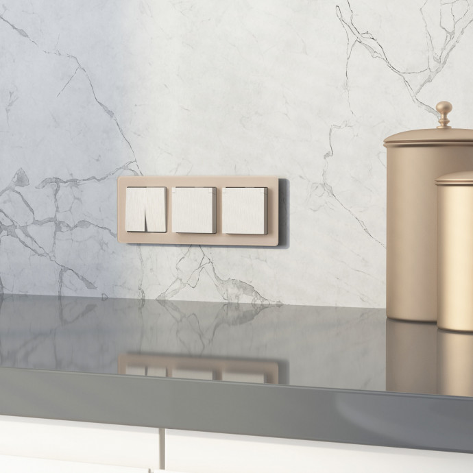 Розетка влагозащ. с зазем. с защит. крышкой и шторками (перламутровый рифленый) W1171213