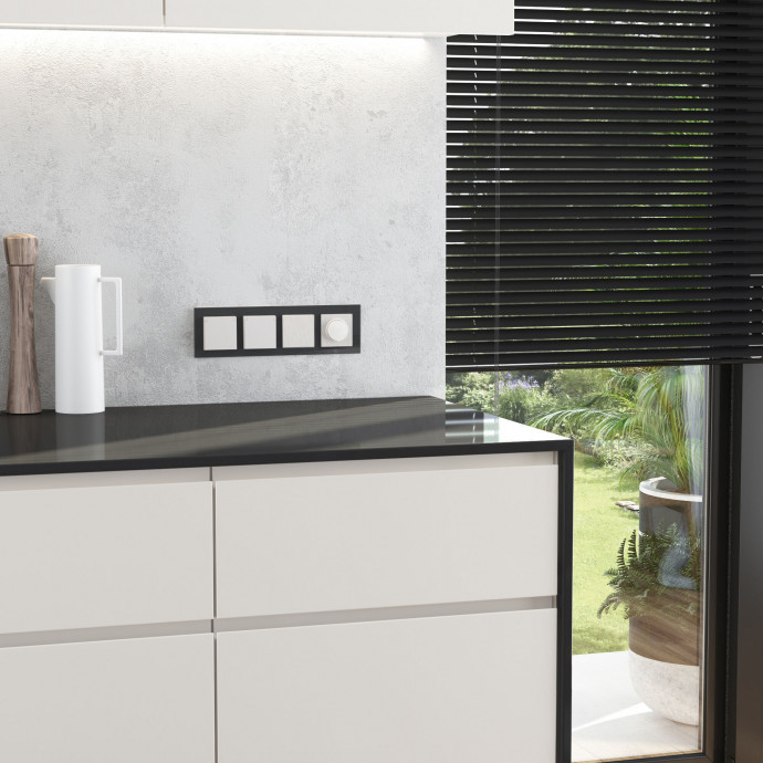 Розетка влагозащ. с зазем. с защит. крышкой и шторками (перламутровый рифленый) W1171213